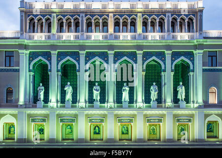 Le Musée de la littérature azerbaïdjanaise Nizami à Bakou. Les statues sont de célèbres écrivains azéris. Banque D'Images