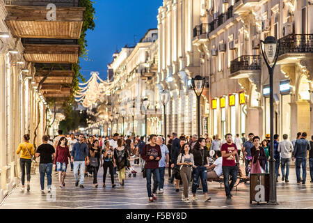 Piétons sur Nizami street dans le centre de Bakou. La rue est nommée d'après le poète Nizami Ganjavi classique. Banque D'Images