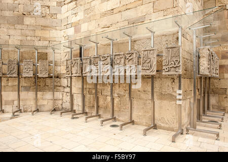 Fragments de la frise en pierre de la forteresse de Bayil dans le palais des Chahs de l, à Bakou, capitale de l'Azerbaïdjan. Banque D'Images