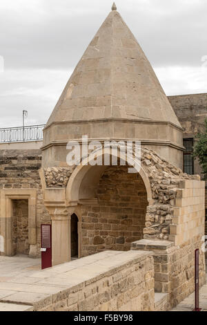 15e siècle tombe de Seyid Yahya Bakuvi (aka le tombeau de derviche) dans le palais des Chahs de le à Bakou, la capitale de l'Azerbaija Banque D'Images