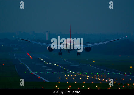 Boeing 787 Dreamliner d'Air India au crépuscule, l'atterrissage de l'aéroport de Birmingham. UK Banque D'Images