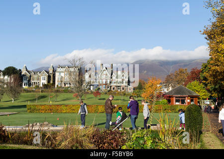 Le parc espère, Keswick, Lake District, Cumbria UK. 1er novembre 2015. Météo britannique. Les familles bénéficiant d'une série de mini golf entouré par la couleur en automne. Ailleurs au Royaume-Uni l'enregistrement de la température de novembre était cassé, avec des températures atteignant 22.4C (72.3F) au milieu du Pays de Galles. Crédit : David Forster/Alamy Live News Banque D'Images