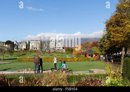 Le parc espère, Keswick, Lake District, Cumbria UK. 1er novembre 2015. Météo britannique. Les familles bénéficiant d'une série de mini golf entouré par la couleur en automne. Ailleurs au Royaume-Uni l'enregistrement de la température de novembre était cassé, avec des températures atteignant 22.4C (72.3F) au milieu du Pays de Galles. Crédit : David Forster/Alamy Live News Banque D'Images