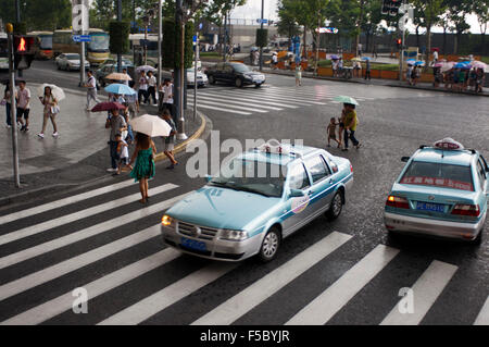 Deux taxis en un jour de pluie à Shanghai, Chine. Volkswagen Santana taxi Shanghai fabriqué dans une joint-venture avec l'Allemand ca Banque D'Images