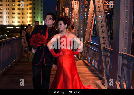 La photographie de mariage au pont de jardin shanghai. Suzhou Creek, (jardin) Waibaidu Bridge, illuminé la nuit, Shanghai, Chine. E Banque D'Images