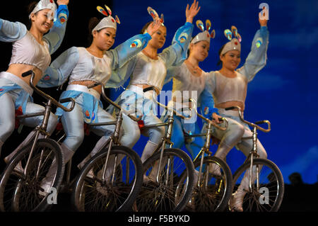 Acrobat performances vélo Shanghai Centre Shanghai Chine. Centre de Shanghai. Shanghai Zaji Tuan. À l'intérieur d'une troupe de Shanghai Banque D'Images