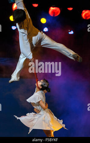 Performance Acrobat Shanghai Centre Shanghai Chine. Centre de Shanghai. Shanghai Zaji Tuan. À l'intérieur d'une troupe d'une magie de Shanghai Banque D'Images