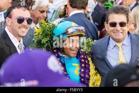 Lexington, Kentucky, USA. 31 octobre, 2015. 31 octobre 2015 : American jockey Pharoah Victor Espinoza (centre), l'exercice rider Georgie Alvarez (à gauche) et entraîneur adjoint Jimmy Barnes (à droite) dans le cercle des gagnants après avoir remporté la Breeders' Cup Classic (Grade I) à Lexington, Kentucky, le 31 octobre 2015. Sue Kawczynski/ESW/CSM/Alamy Live News Banque D'Images