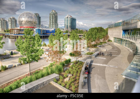 Image HDR de False Creek, Vancouver, C.-B., y compris Science World, Creekside Community Centre et le Village olympique Banque D'Images