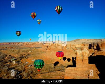 Montgolfières sur la Vallée des Dieux à l'Assemblée annuelle de l'International de montgolfières près de Bluff Bluff, Utah. Banque D'Images