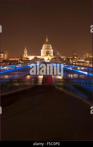 La Cathédrale St Paul et le Millennium Bridge at night Banque D'Images