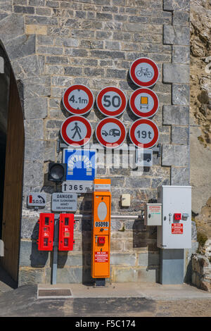 De nombreux panneaux de circulation tunnel au col de Galibier col de montagne, France Banque D'Images