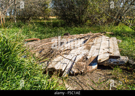 Pas solution la plus sécuritaire, mais le bien est couvert d'empêcher quiconque de tomber dans. Banque D'Images