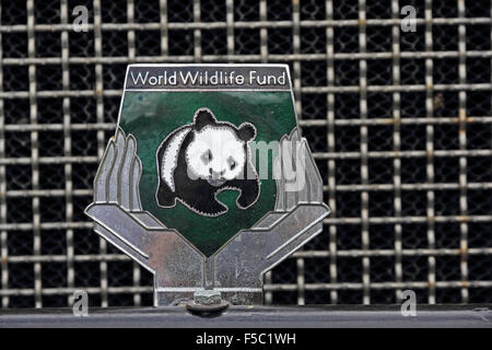 Le Fonds mondial pour la nature - location de badge fixé sur calandre Banque D'Images