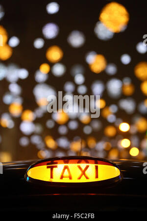 Londres, Royaume-Uni. 1er novembre 2015. London taxi noir à l'allumage de Oxford Street et des lumières de Noël décorations de Noël à Londres, mais certaines n'a pas réussi à mettre en marche immédiatement et n'est entré sur plus tard Crédit : Paul Brown/Alamy Live News Banque D'Images