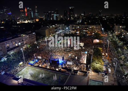 Tel Aviv, Israël. 31 octobre, 2015. Personnes participent à un rassemblement à la Place Rabin marquant l'anniversaire de l'assassinat de Yitzhak Rabin à Tel Aviv, Israël, le 31 octobre 2015. Environ 100 000 Israéliens se sont réunis pour commémorer le 20e anniversaire de l'assassinat de l'ancien Premier Ministre Yitzhak Rabin le samedi soir. JINI ©/Xinhua/Alamy Live News Banque D'Images