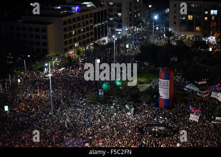 Tel Aviv, Israël. 31 octobre, 2015. Personnes participent à un rassemblement à la Place Rabin marquant l'anniversaire de l'assassinat de Yitzhak Rabin à Tel Aviv, Israël, le 31 octobre 2015. Environ 100 000 Israéliens se sont réunis pour commémorer le 20e anniversaire de l'assassinat de l'ancien Premier Ministre Yitzhak Rabin le samedi soir. JINI ©/Xinhua/Alamy Live News Banque D'Images