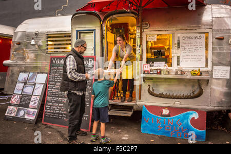 Soul Food Viking à la remorque de la bonne nourriture ici chariots pod sur la rue Belmont dans le sud-est de Portland, Oregon. Banque D'Images