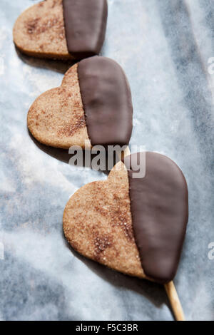 Trois Heart-Shaped Cookies au chocolat trempée dans Banque D'Images