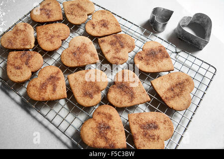 Heart-Shaped Cookies biscuits Graham saupoudré de sucre sur grille de refroidissement Banque D'Images