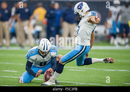 Houston, Texas, USA. 1er novembre 2015. Tennessee Titans kicker Ryan Succop (4) Un coup d'objectif sur le terrain lors du 3ème trimestre d'un match de la NFL entre les Houston Texans et le Tennessee Titans à NRG Stadium à Houston, TX le 1er novembre, 2015. Credit : Trask Smith/ZUMA/Alamy Fil Live News Banque D'Images