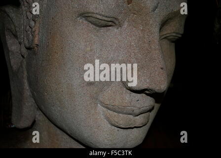 Bouddha dans le parc du Grand Palais à Phnom Penh, Cambodge. Banque D'Images