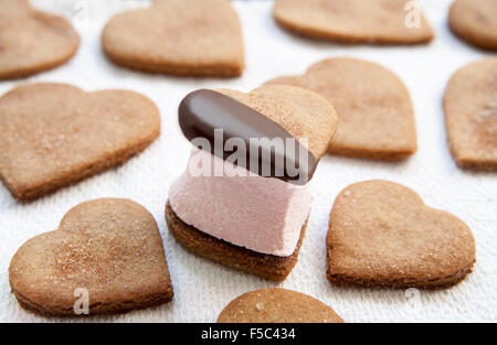 Heart-Shaped cookies et biscuits Graham S'more rempli de guimauve Rose Banque D'Images