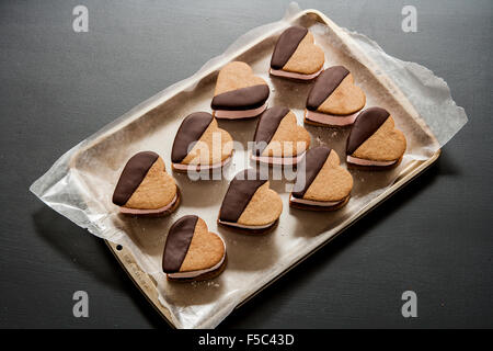 Heart-Shaped S'Mores trempé dans du chocolat Banque D'Images