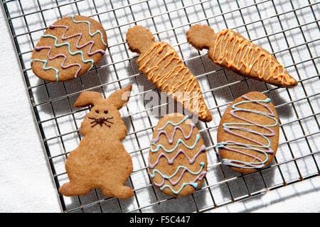 Pâques biscuits Graham Cookies sur grille de refroidissement Banque D'Images