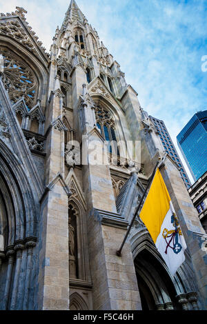 Entrée ouvragée et d'un drapeau, Low Angle View, la cathédrale Saint Patrick, à New York City, USA Banque D'Images