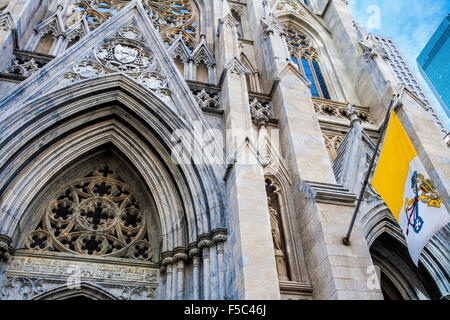 Entrée ornée de détails et d'un drapeau, Low Angle View, la cathédrale Saint Patrick, à New York City, USA Banque D'Images