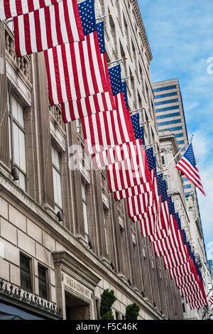 Rangée de drapeaux américains, Saks Fifth Avenue Building, New York City, USA Banque D'Images