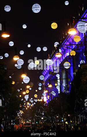 Londres, Royaume-Uni. 1er novembre 2015. La mise en marche d'Oxford Street et des lumières de Noël décorations de Noël à Londres, mais certaines n'a pas réussi à mettre en marche immédiatement et n'est entré sur plus tard Crédit : Paul Brown/Alamy Live News Banque D'Images