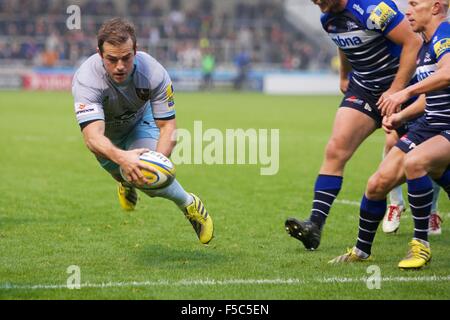 Stade AJ Bell, Vente, UK. 06Th Nov, 2015. Aviva Premiership. Sale Sharks contre les Northampton Saints. Northampton Saints l'ouvreur Stephen Myler plongées dans pour un essai. Credit : Action Plus Sport/Alamy Live News Banque D'Images