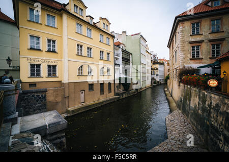 Bâtiments le long Certovka, à Prague, en République tchèque. Banque D'Images