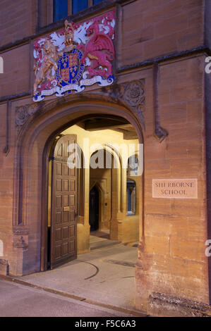 L'entrée principale à Sherborne School, qui a été fondé sous le règne du roi Édouard 6e. Son blason est au-dessus de l'entrée. Dorset, Angleterre, Royaume-Uni. Banque D'Images