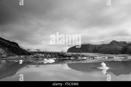 Fjallsarlon Lagoon à un glacier dans le sud de l'Islande Banque D'Images