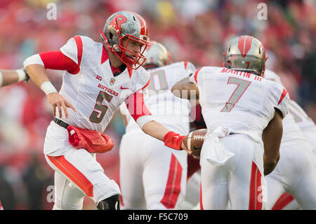 Madison, WI, USA. 31 octobre, 2015. Scarlet Knights Rutgers quarterback Chris Laviano # 5 mains outre de Rutgers Scarlet Knights tournant retour Robert Martin # 7 au cours de la NCAA Football match entre le Rutgers Scarlet Knights et le Wisconsin Badgers au Camp Randall Stadium à Madison, WI. Le Wisconsin a défait 48-10 Rutgers. John Fisher/CSM/Alamy Live News Banque D'Images