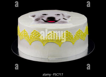 L Un Blanc Gateau Decore Avec Une Tete De Chien Photo Stock Alamy