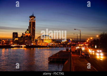 Image nocturne de la Moskova et Swissotel building Banque D'Images