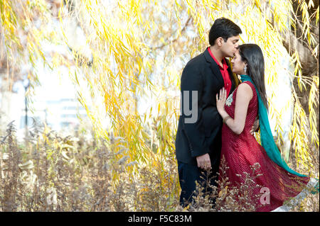 Indian Man Kissing Front de mariée Banque D'Images