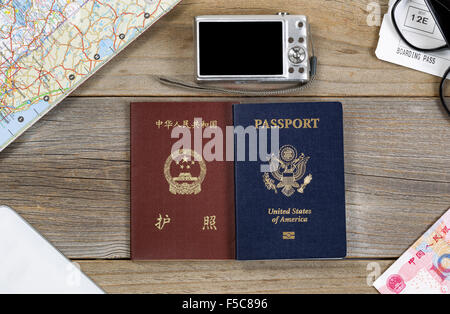 Préparation du voyage avec les passeports, argent, carte, appareil photo, téléphone portable, carte d'embarquement et lunettes de lecture. Banque D'Images