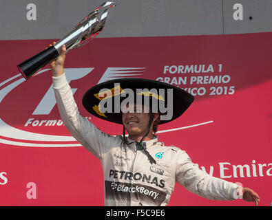 La ville de Mexico, Mexique. 1er novembre 2015. L'allemand Nico Rosberg pilote de l'équipe Mercedes célèbre après avoir remporté le Grand Prix de Formule 1 le Mexique à Mexico, capitale du Mexique, le 1 novembre, 2015. Credit : Adrian Carpio/Xinhua/Alamy Live News Banque D'Images