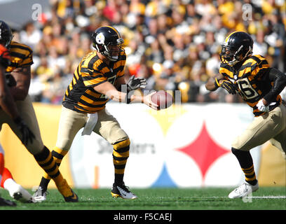 Pittsburgh, PA, USA. 1er novembre 2015. Ben Roethlisberger # 7 au cours de la Cincinnati Bengals vs Pittsburgh Steelers match au stade Heinz Field de Pittsburgh, PA. Jason Pohuski/CSM/Alamy Live News Banque D'Images