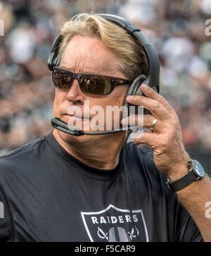 Oakland, Californie, USA. 06Th Nov, 2015. Oakland Raiders entraîneur-chef Jack Del Rio le dimanche, Novembre 01, 2015, chez O.co Coliseum à Oakland, Californie. Les raiders défait les Jets 34-20. Al Golub/CSM/Alamy Live News Banque D'Images