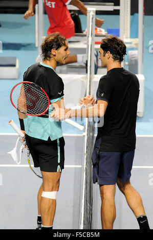 Bâle, Suisse. 06Th Nov, 2015. Suisse Bâle Indoor Tennis Championships, jour 8. Roger Federer et Rafael Nadal se serrer la main après leur match Credit : Action Plus Sport/Alamy Live News Banque D'Images