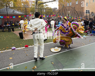 Les danseurs folkloriques n'Mexican Hat dance au jour de la Fête des Morts à Kensington dans Brooklyn, NY, 2015, nov.1. Banque D'Images