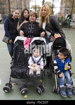 Trois générations d'une famille mexicaine au jour de la Fête des Morts à Brooklyn, New York, novembre 2015, 1. Banque D'Images