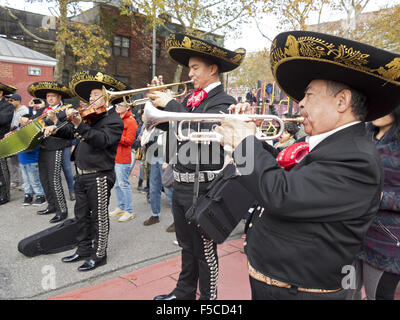 Mariachi joueurs à jour de la fête des morts dans le Kensington article de Brooklyn, NY, 2015, nov.1. Banque D'Images