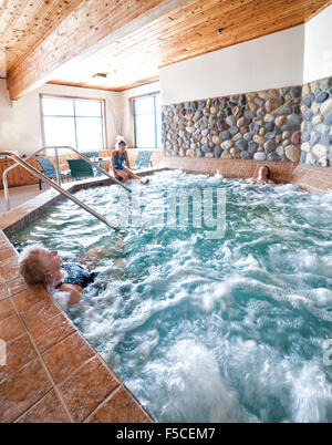 Trois femmes faire tremper dans le bain à remous spa au Grand Lodge supérieur, deux ports, MN, USA Banque D'Images